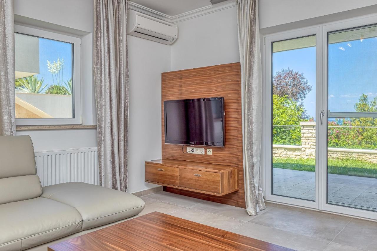 Villa Milena With Pool And Sea View Crveni Vrh Exterior photo